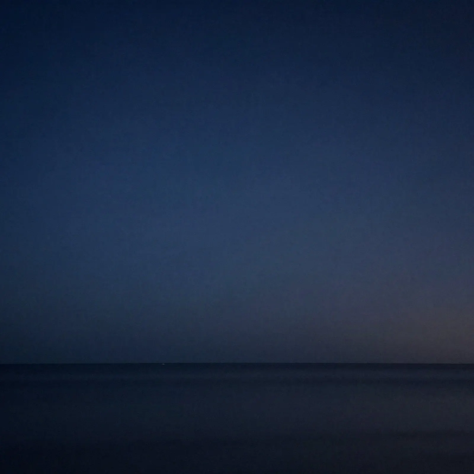 Cielo nocturno azul profundo sobre un mar en calma (imagen provisional generada, pendiente de fotografía real)