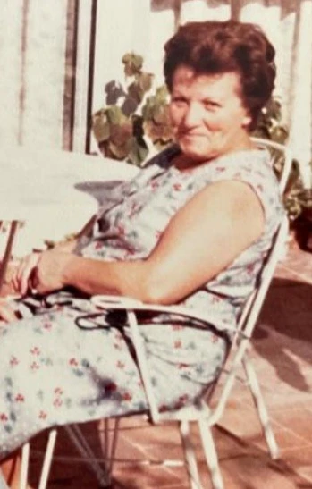 Rosita, la abuela de Ruth, sentada en una terraza